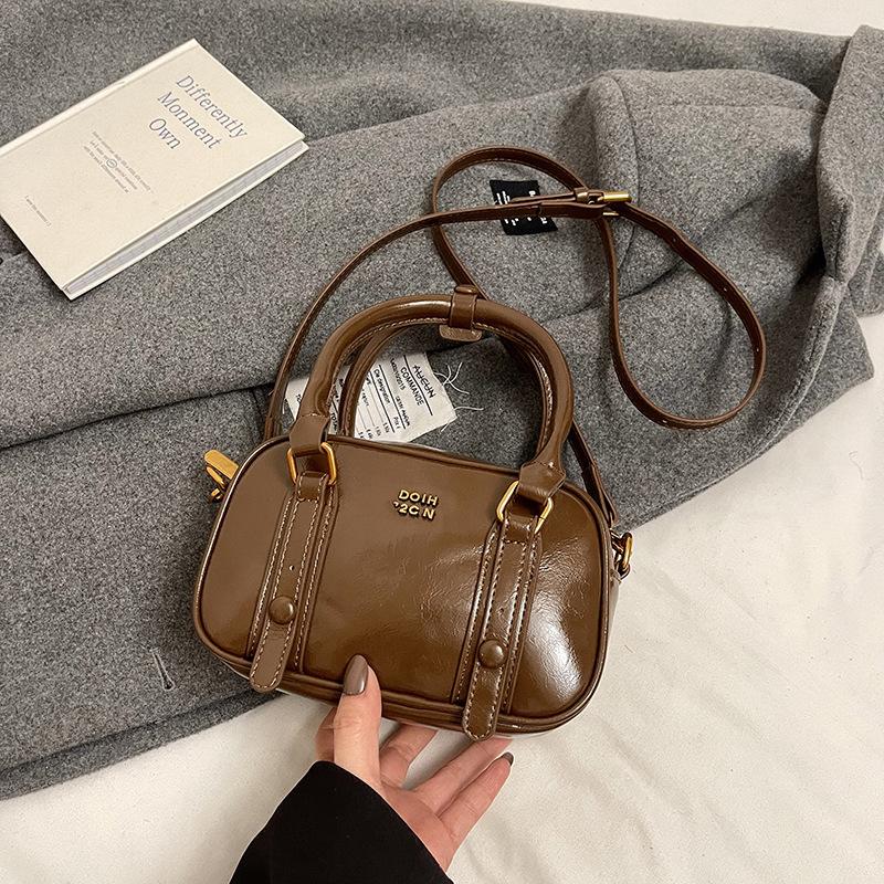 Взрыв нового продукта Корейская версия нишевая модная портативная сумка Boston из масляной вощеной кожи женская универсальная дорожная сумка в иностранном стиле сумка-мессенджер
Взрыв нового продукта Корейская версия нишевая модная портативная сумка Boston из масляной вощеной кожи женская универсальная дорожная сумка в иностранном стиле сумка-мессенджер