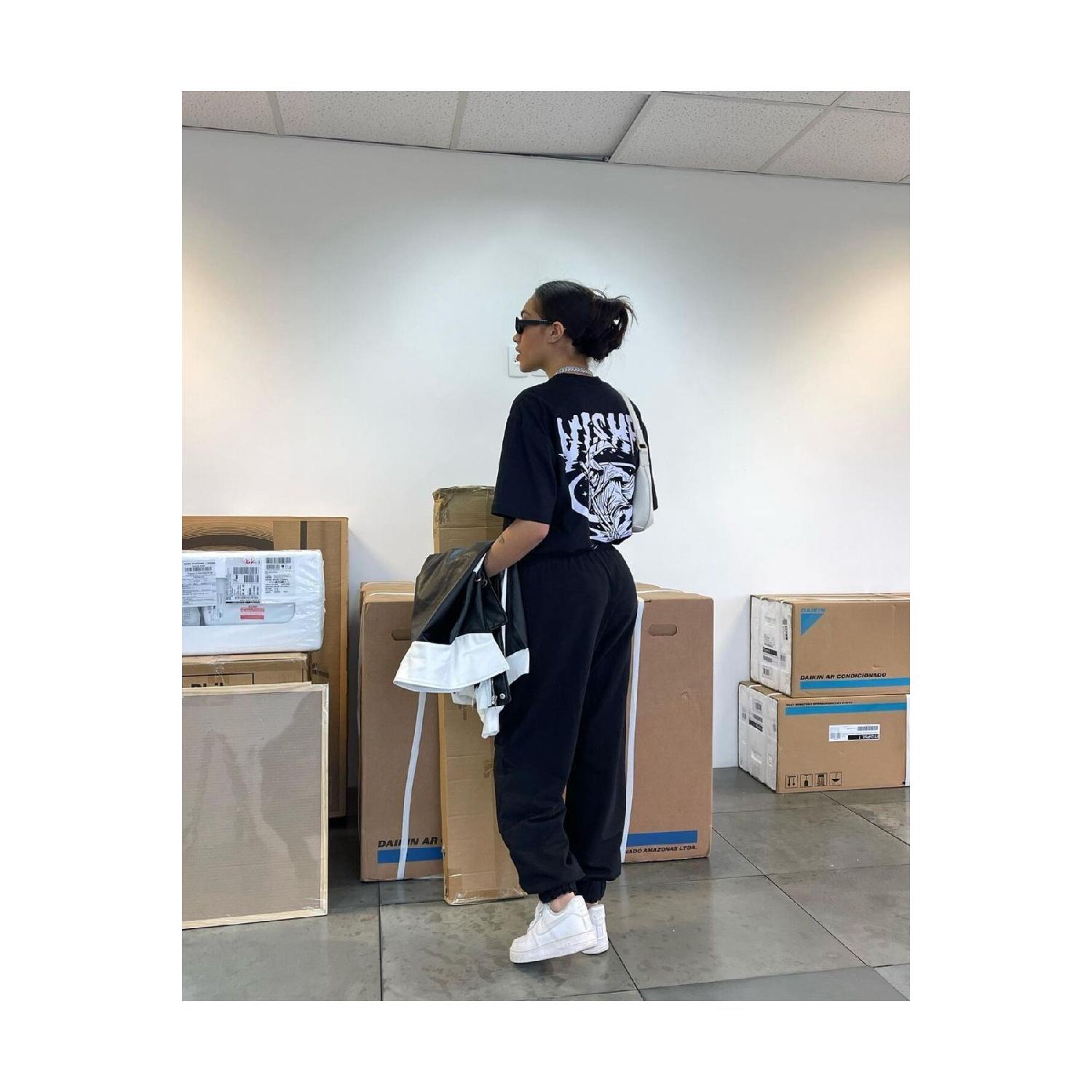 Футболка Yishe Sweatpants — черный спортивный костюм с принтом, оверсайз с круглым вырезом S чёрный
Футболка Yishe Sweatpants — черный спортивный костюм с принтом, оверсайз с круглым вырезом S чёрный
