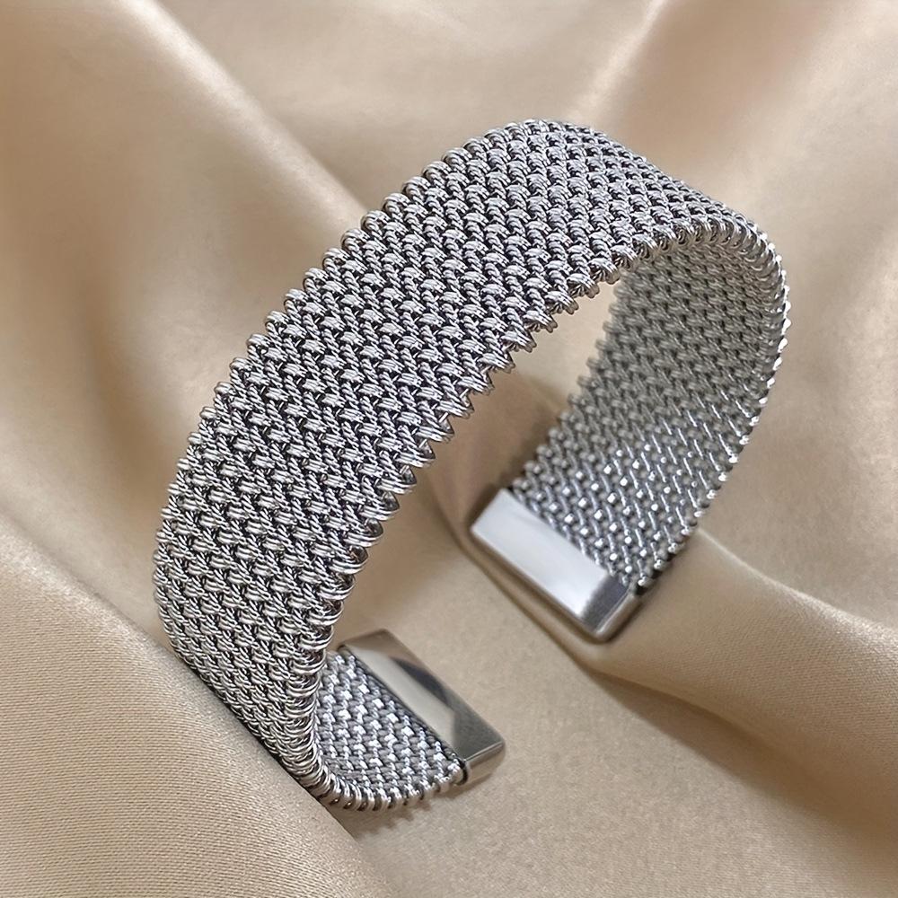 18K Gold-Plated C-Shaped Openable Wire Mesh Bracelet for Women - European & American Style
18K Gold-Plated C-Shaped Openable Wire Mesh Bracelet for Women - European & American Style