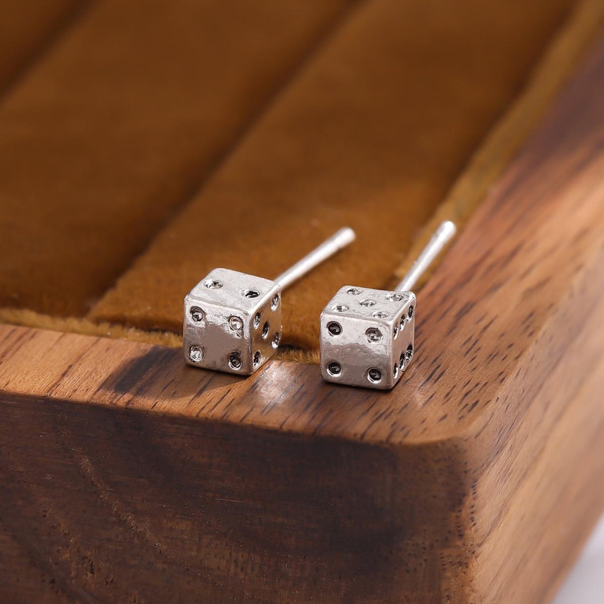 Simple Dice Retro 925 Sterling Silver Geometric Cube Stud Earrings срібний
Simple Dice Retro 925 Sterling Silver Geometric Cube Stud Earrings срібний