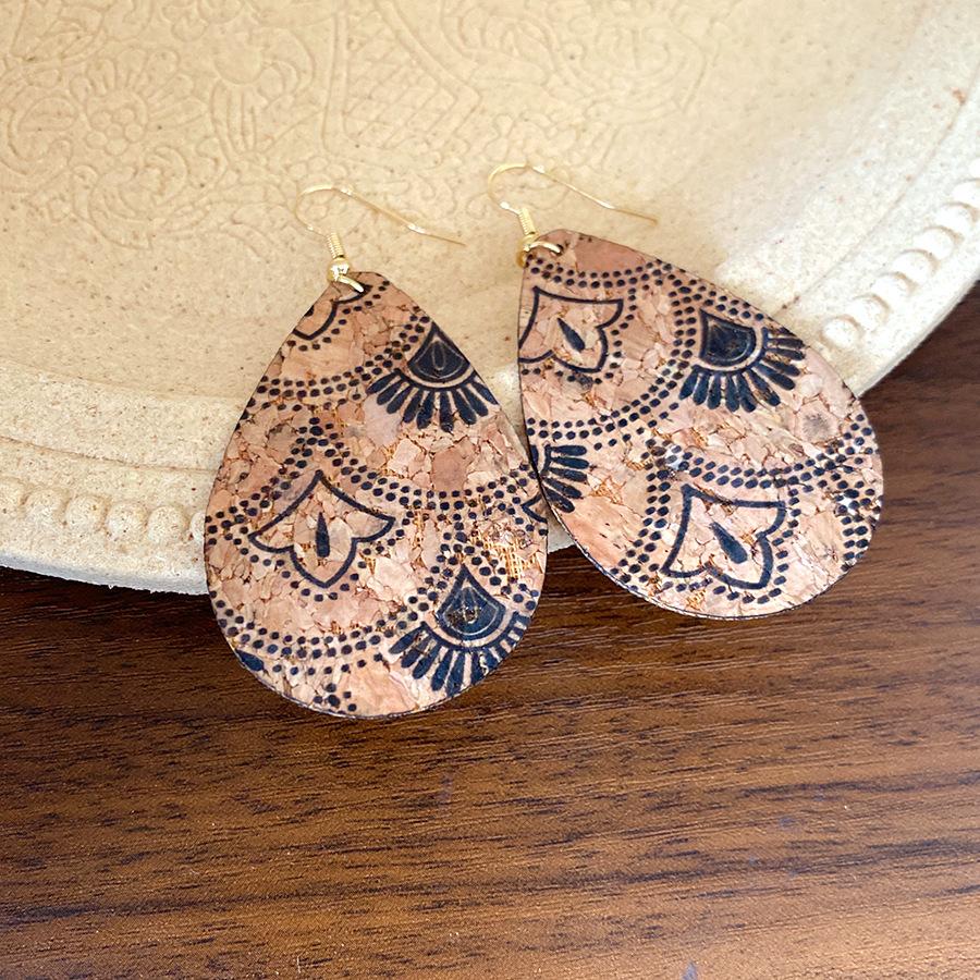 Leather ethnic feng shui drop printing pendant ear hook fashion bohemian earrings temperament earrings design sense niche
Leather ethnic feng shui drop printing pendant ear hook fashion bohemian earrings temperament earrings design sense niche
