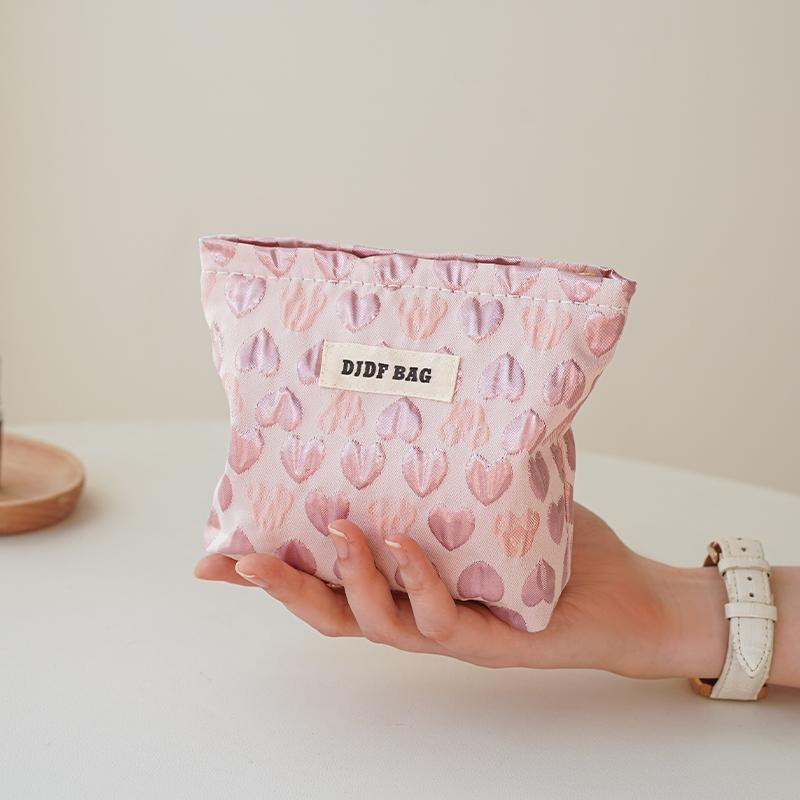 Женская косметичка, маленькая винтажная косметичка с фиолетовыми цветами, сумка для хранения косметики, помады, портативный кошелек для монет, держатель для карточек
Женская косметичка, маленькая винтажная косметичка с фиолетовыми цветами, сумка для хранения косметики, помады, портативный кошелек для монет, держатель для карточек