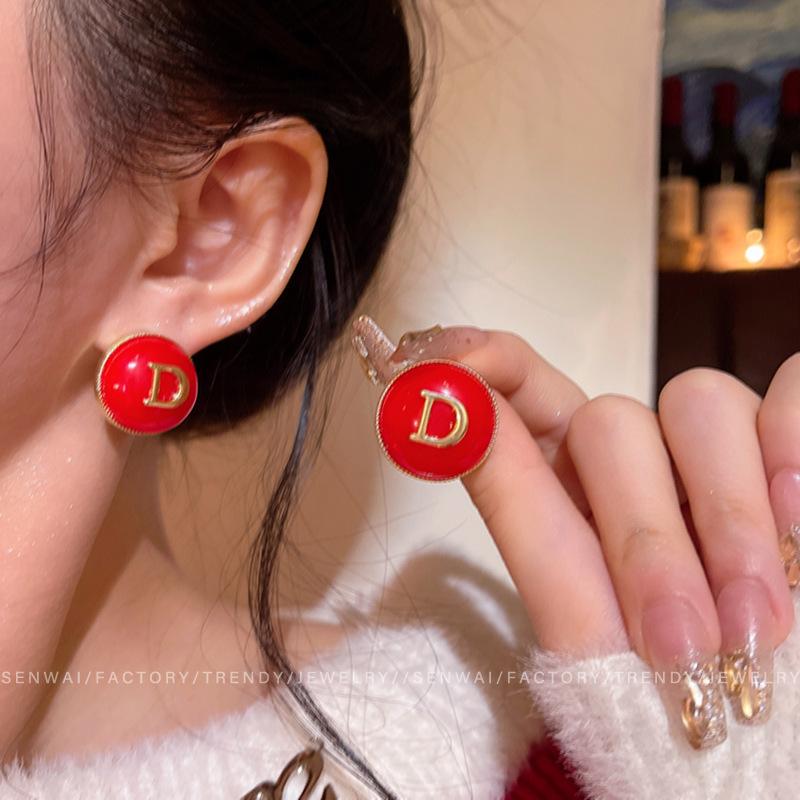 Korean popular niche simple letter D stud earrings women s fashion versatile temperament New Year s festive red earrings earrings
Korean popular niche simple letter D stud earrings women s fashion versatile temperament New Year s festive red earrings earrings