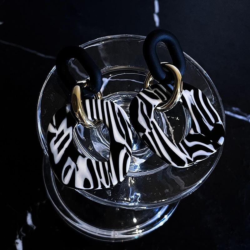 Silver needle striped acrylic retro earrings European and American fashion design sense versatile ins earrings women s personality earrings batch
Silver needle striped acrylic retro earrings European and American fashion design sense versatile ins earrings women s personality earrings batch