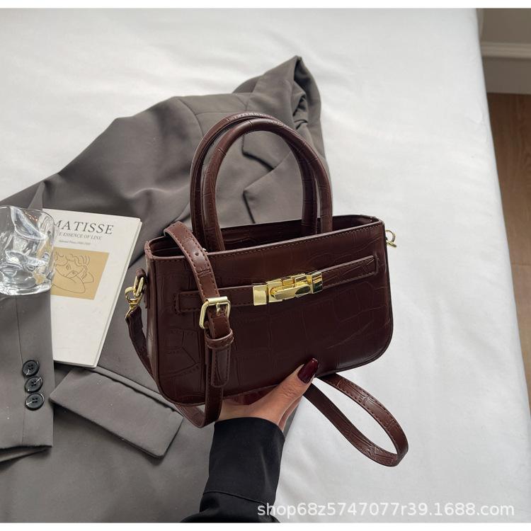 Niche premium underarm bag, crocodile pattern retro fashion clutch bag, premium sense baguette single shoulder messenger women s bag темно-коричневого
Niche premium underarm bag, crocodile pattern retro fashion clutch bag, premium sense baguette single shoulder messenger women s bag темно-коричневого