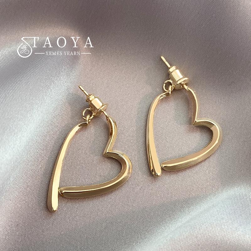 European and American Design Sense Irregular Heart Shaped Pendant Earrings Women s Multiwear Accessories 2026 Fashion Jewelry
European and American Design Sense Irregular Heart Shaped Pendant Earrings Women s Multiwear Accessories 2026 Fashion Jewelry