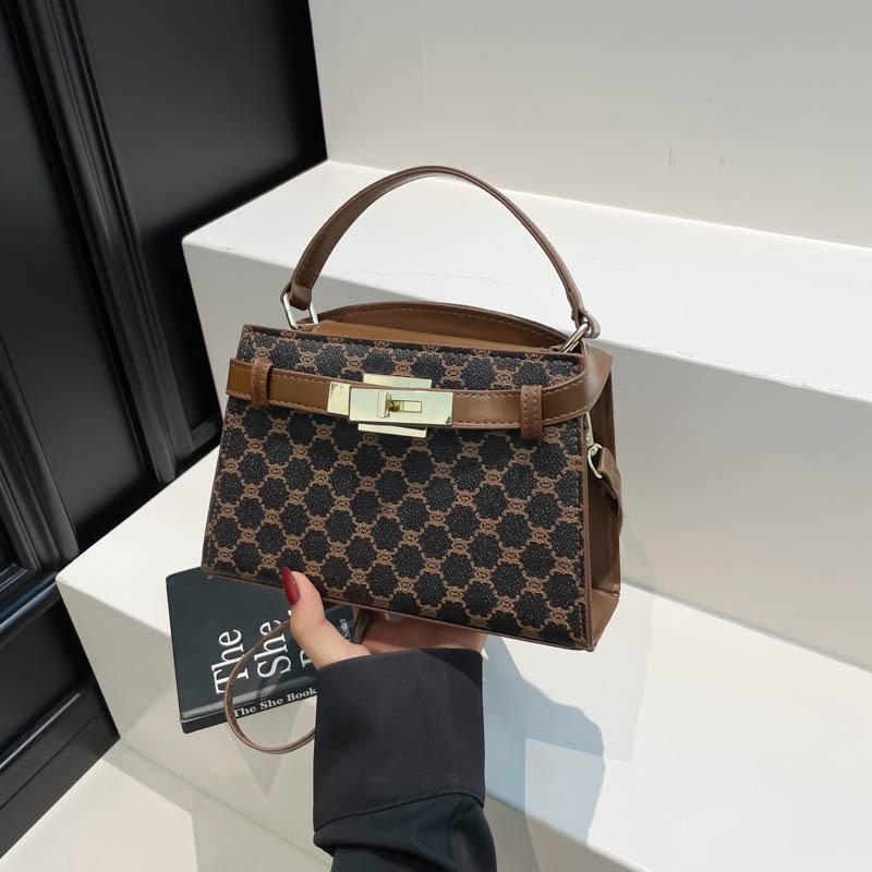 Commuting versatile new high-end texture small square bag women s large-capacity foreign style light luxury temperament fashion messenger bag
Commuting versatile new high-end texture small square bag women s large-capacity foreign style light luxury temperament fashion messenger bag