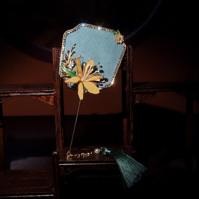 Китайский ретро веер удачи, свадебный ручной веер с кисточками, реквизит для покраски, старинный изящный подвесной веер, подарки
Китайский ретро веер удачи, свадебный ручной веер с кисточками, реквизит для покраски, старинный изящный подвесной веер, подарки