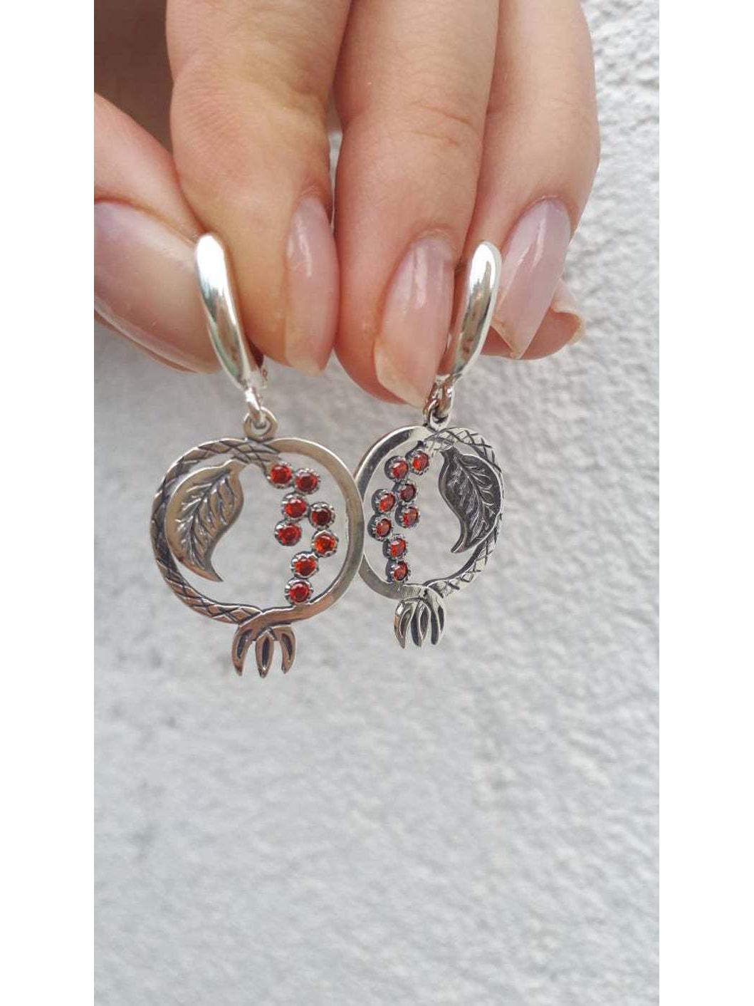 Хэ Чэн Ретро Серьги-гранаты под серебро: Европейский и американский стиль античный серебряного
Хэ Чэн Ретро Серьги-гранаты под серебро: Европейский и американский стиль античный серебряного