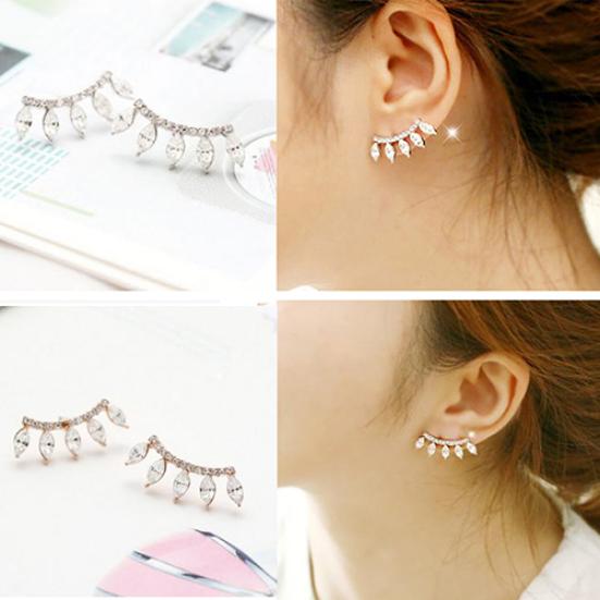 Серьги-гвоздики в форме короны со стразами огранки «маркиз»
Серьги-гвоздики в форме короны со стразами огранки «маркиз»