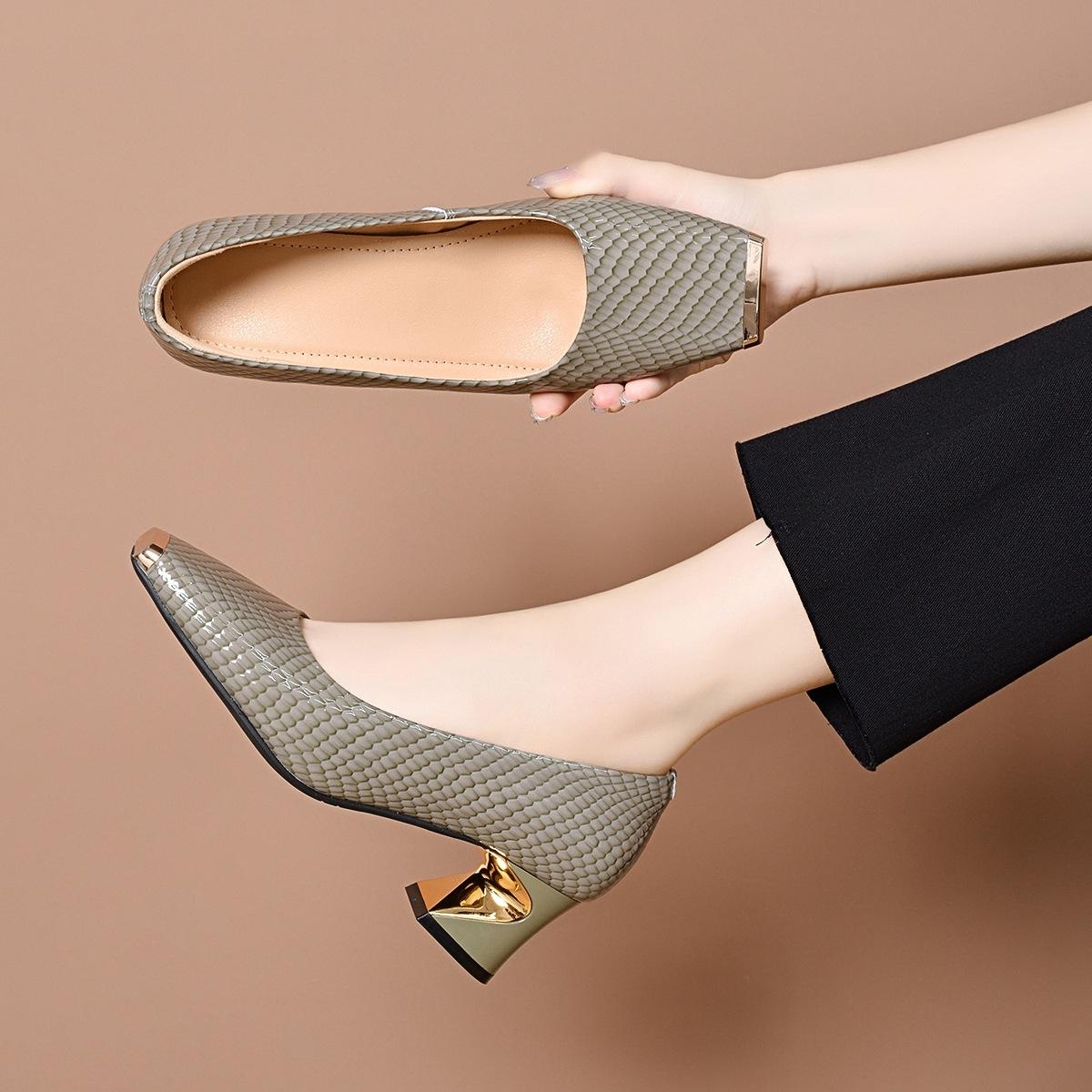 Женские туфли на высоком каблуке с квадратным носком, простые, с темпераментом, дизайнерские, с железным носком, на каблуке-подкове, одинарные туфли на одной педали 40 серый
Женские туфли на высоком каблуке с квадратным носком, простые, с темпераментом, дизайнерские, с железным носком, на каблуке-подкове, одинарные туфли на одной педали 40 серый