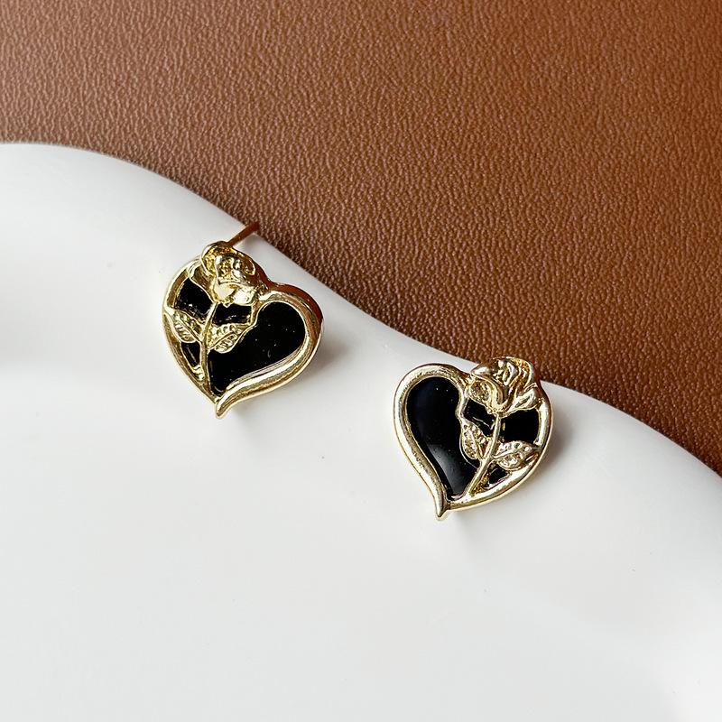New Trend Black Heart Rose Flower Stud Earrings for Female Sweet Temperament Zircon Wholesale Girl Gift
New Trend Black Heart Rose Flower Stud Earrings for Female Sweet Temperament Zircon Wholesale Girl Gift