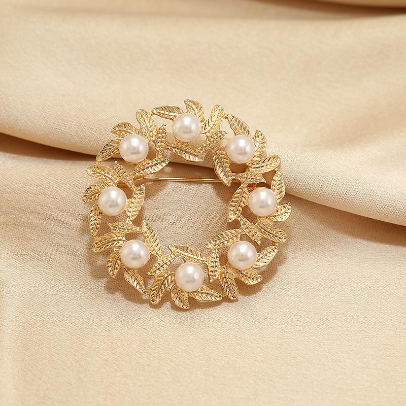 Winter ring brooch women s exquisite small corsage fixed clothes pin anti-light buckle suit neckline accessories
Winter ring brooch women s exquisite small corsage fixed clothes pin anti-light buckle suit neckline accessories