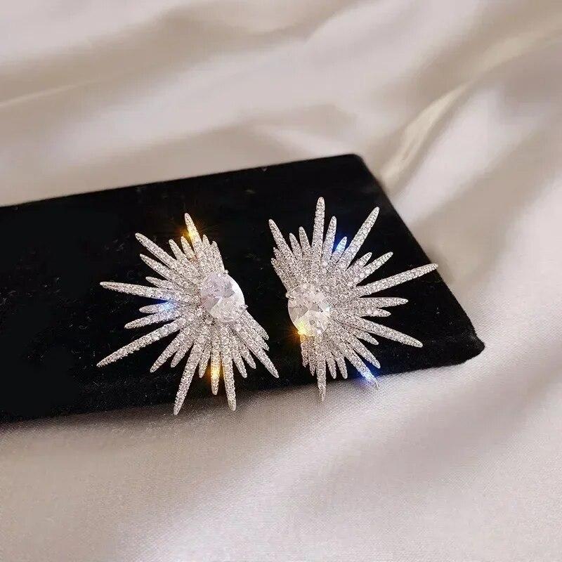 Серебряные серьги-гвоздики с большим растением и блестящим циркониевым камнем для женщин, модные ювелирные изделия, корейские серьги, подарок для свадебной вечеринки
Серебряные серьги-гвоздики с большим растением и блестящим циркониевым камнем для женщин, модные ювелирные изделия, корейские серьги, подарок для свадебной вечеринки