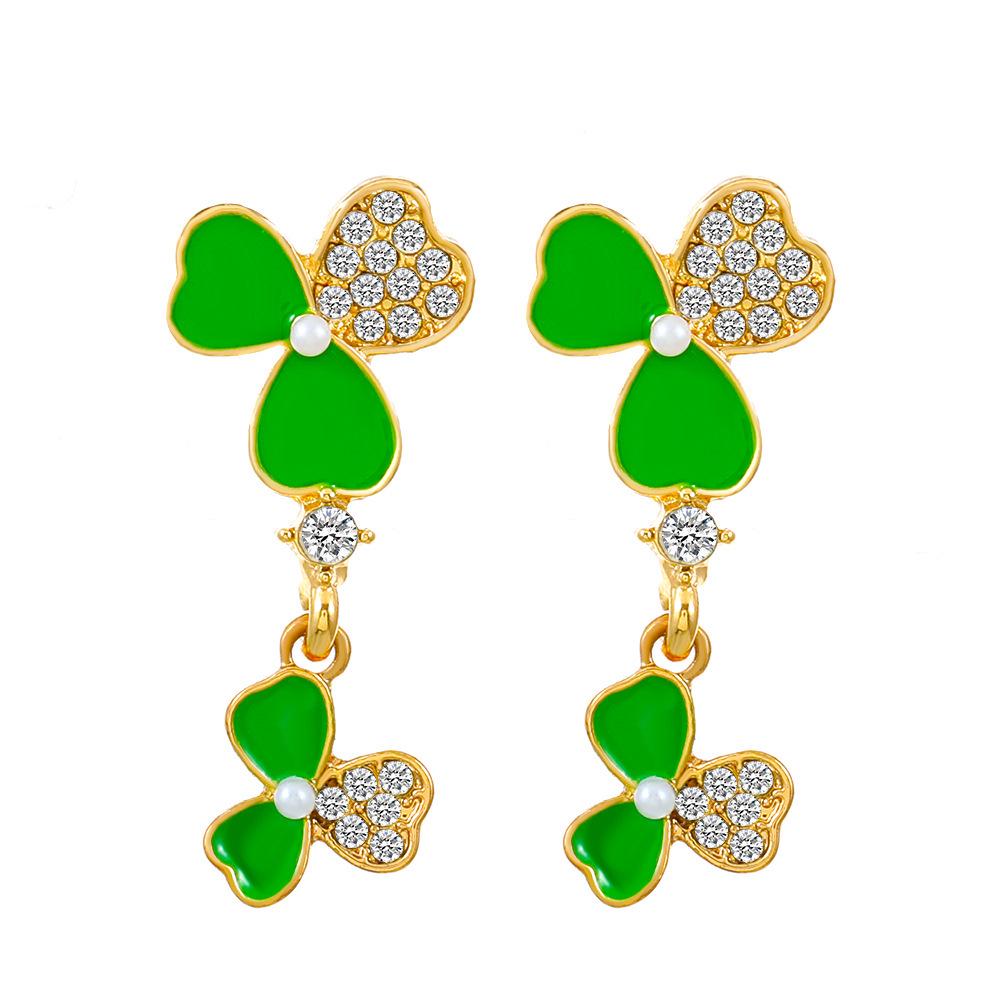 Pink Four-Leaf Clover Pearl Earrings - Sweet Heart Flower Petal Studs for Women, European & American Trendy Luxury Jewelry.
Pink Four-Leaf Clover Pearl Earrings - Sweet Heart Flower Petal Studs for Women, European & American Trendy Luxury Jewelry.