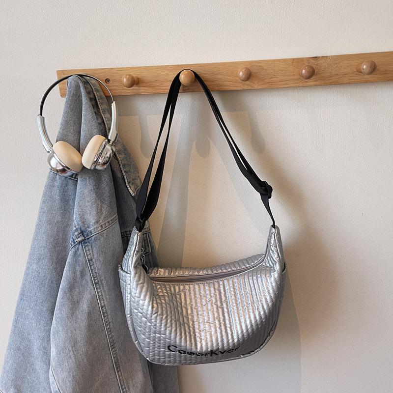 2025 autumn new Japanese dumpling bag large capacity women s bag one shoulder oblique span bag Korean version fashionable sweet handbag
2025 autumn new Japanese dumpling bag large capacity women s bag one shoulder oblique span bag Korean version fashionable sweet handbag