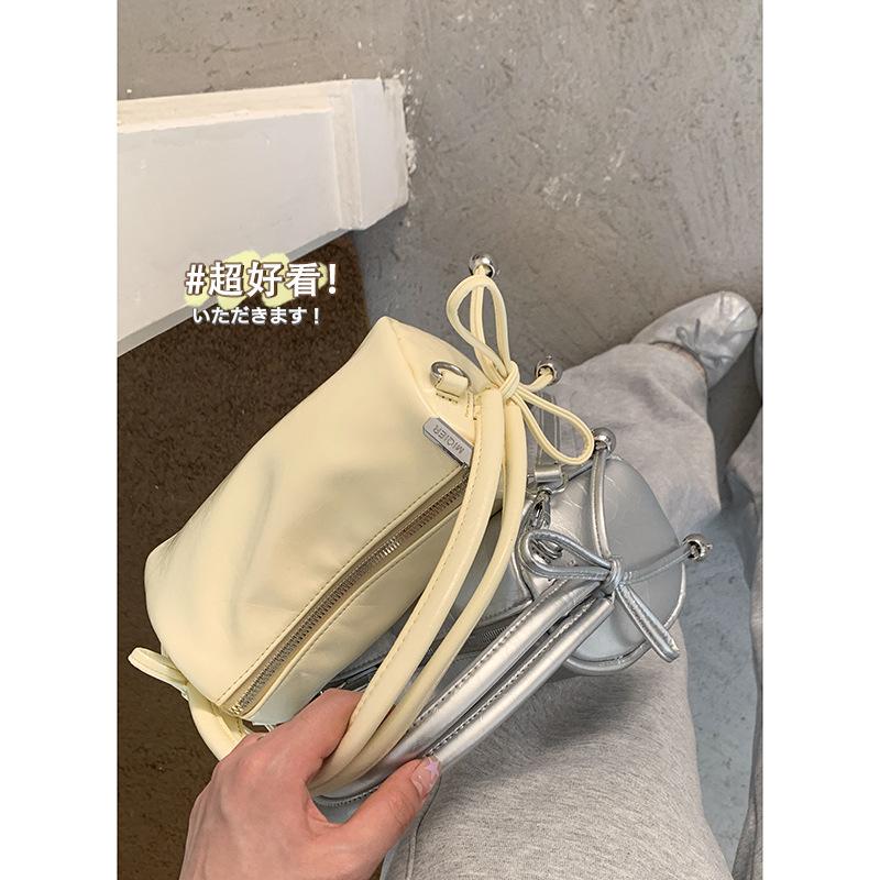 Niche girl handbag small bag new summer pillow bag simple and versatile shoulder messenger bag
Niche girl handbag small bag new summer pillow bag simple and versatile shoulder messenger bag
