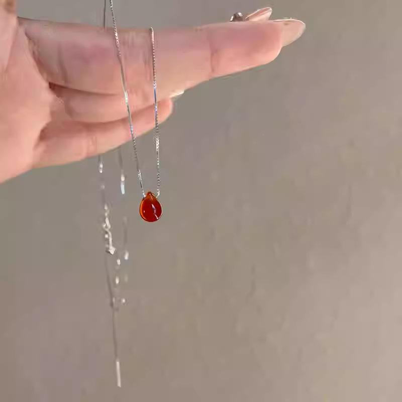 Resin water drop pendant necklace fashion commuting simple temperament collarbone chain versatile niche high-end jewelry
Resin water drop pendant necklace fashion commuting simple temperament collarbone chain versatile niche high-end jewelry