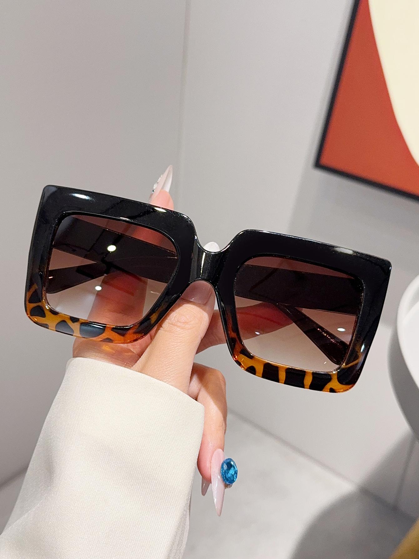 1Pc Fashionable Oversized Square Frame Sunglasses with Unique Black and Leopard Print, Suitable for Daily Commuting and Parties
1Pc Fashionable Oversized Square Frame Sunglasses with Unique Black and Leopard Print, Suitable for Daily Commuting and Parties