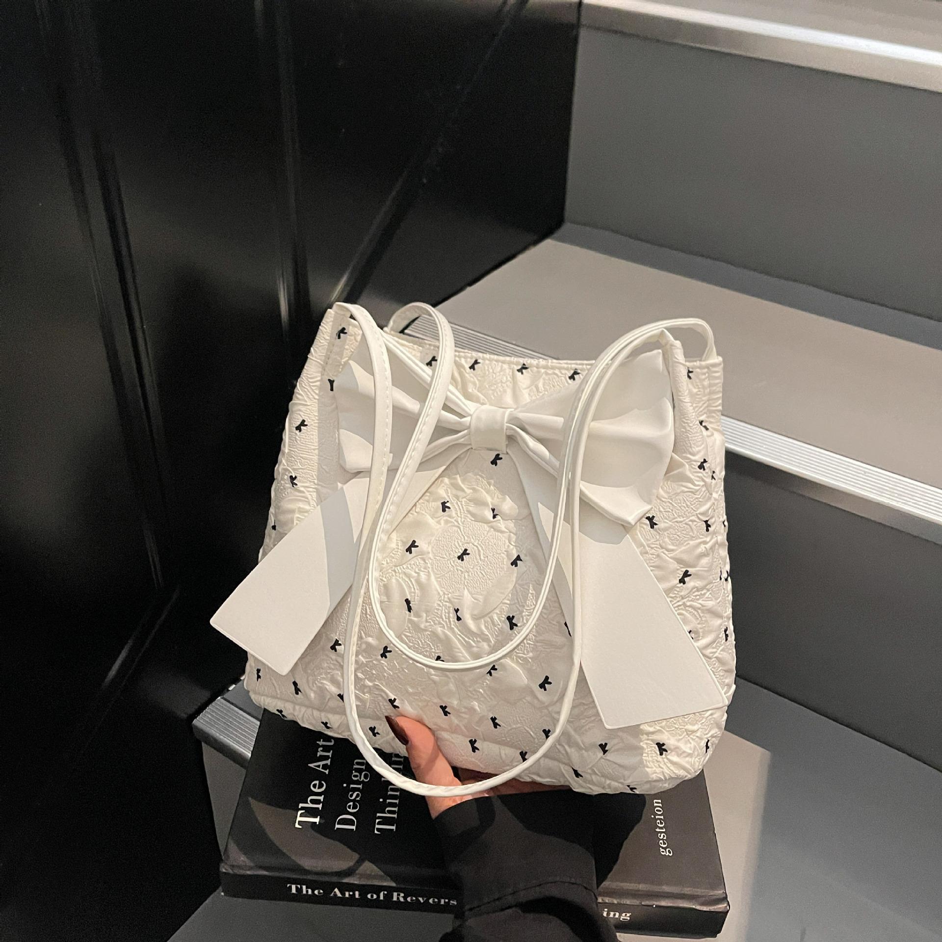 Large capacity tote bag women s 2025 summer new trendy fashion foreign style casual handbag simple commuter shoulder bag
Large capacity tote bag women s 2025 summer new trendy fashion foreign style casual handbag simple commuter shoulder bag