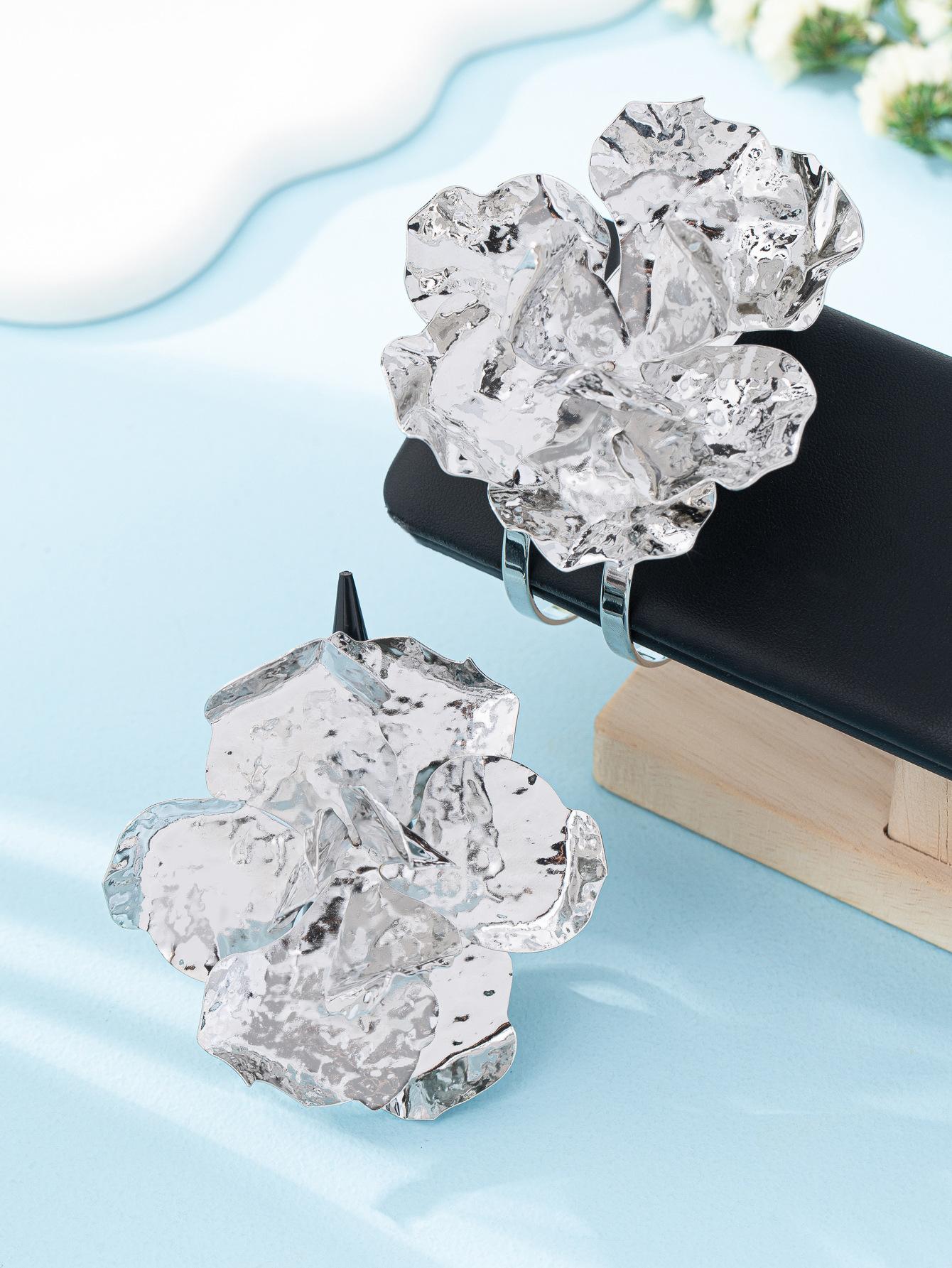 Exaggerated Temperament Bracelet, Oversized Three-Dimensional Flower Ring, Irregular Pleated Metal High-End Jewelry Set срібний
Exaggerated Temperament Bracelet, Oversized Three-Dimensional Flower Ring, Irregular Pleated Metal High-End Jewelry Set срібний