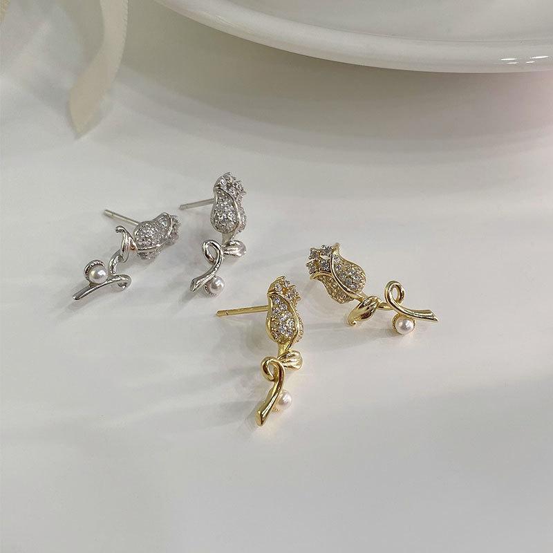 Light Luxury French Retro Full Diamond Tulip Pearl Earrings Elegant and Gentle Flowers
Light Luxury French Retro Full Diamond Tulip Pearl Earrings Elegant and Gentle Flowers