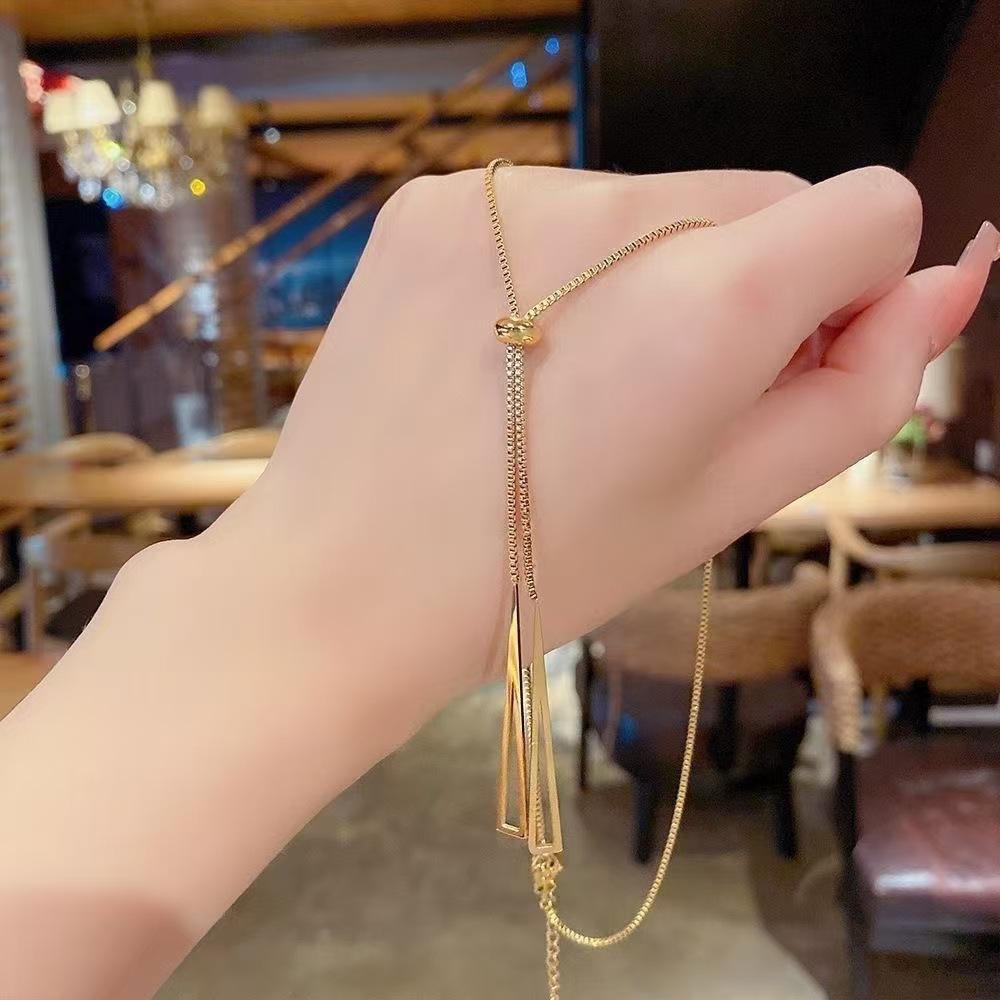 High-end sense of niche design titanium steel clavicle chain geometric necklace autumn and winter do not fade versatile tassel
High-end sense of niche design titanium steel clavicle chain geometric necklace autumn and winter do not fade versatile tassel