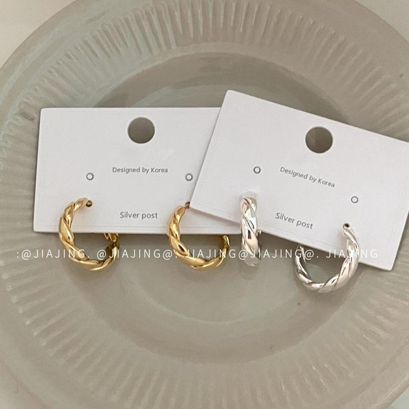 Elegant Twisted 925 Silver Needle Earrings – Chic, Simple, and Versatile Luxury Fashion
Elegant Twisted 925 Silver Needle Earrings – Chic, Simple, and Versatile Luxury Fashion
