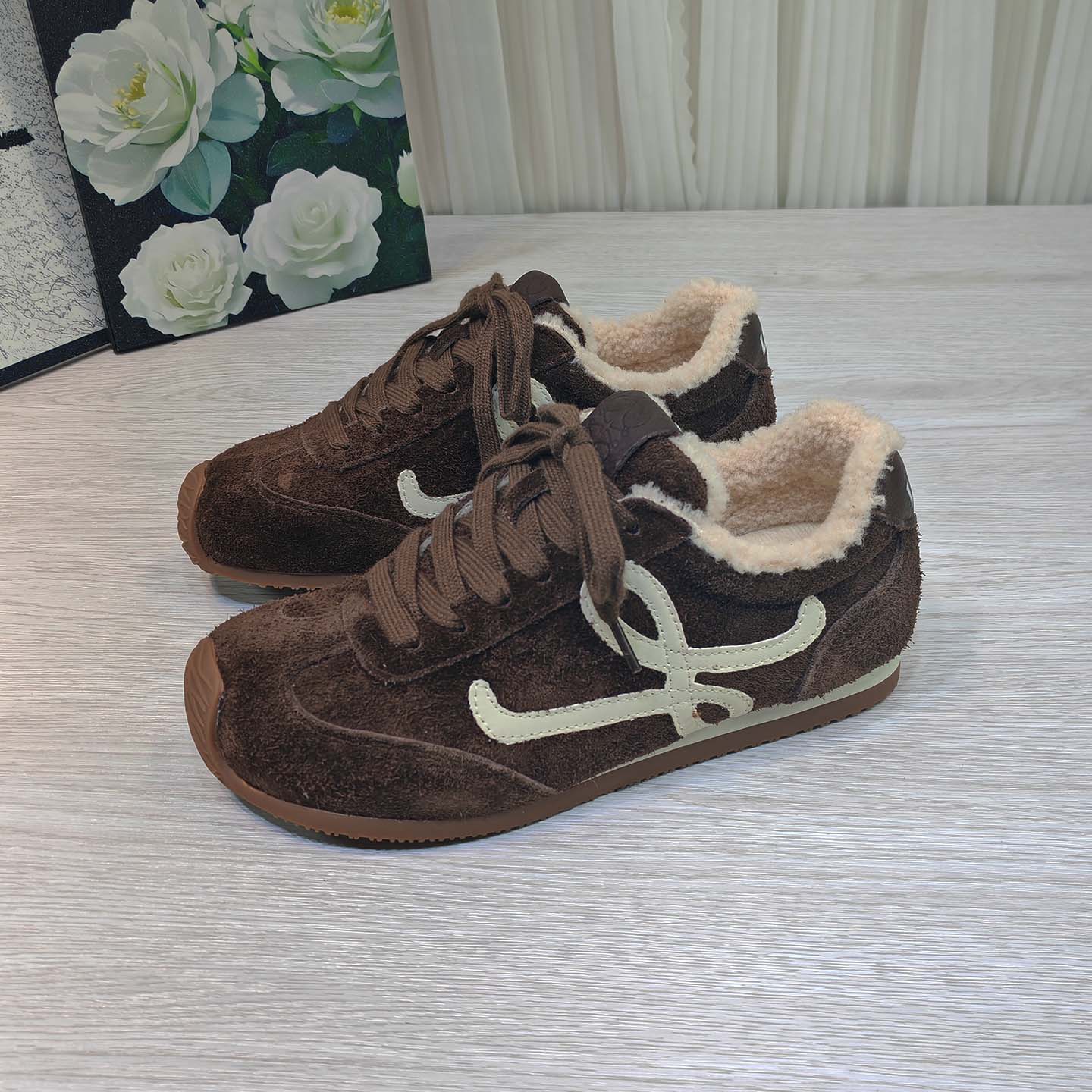 The first layer of cowhide and velvet flat-soled retro shoes for women s autumn and winter new comfortable and versatile warm casual sports shoes 40 темно-коричневого кольору
The first layer of cowhide and velvet flat-soled retro shoes for women s autumn and winter new comfortable and versatile warm casual sports shoes 40 темно-коричневого кольору