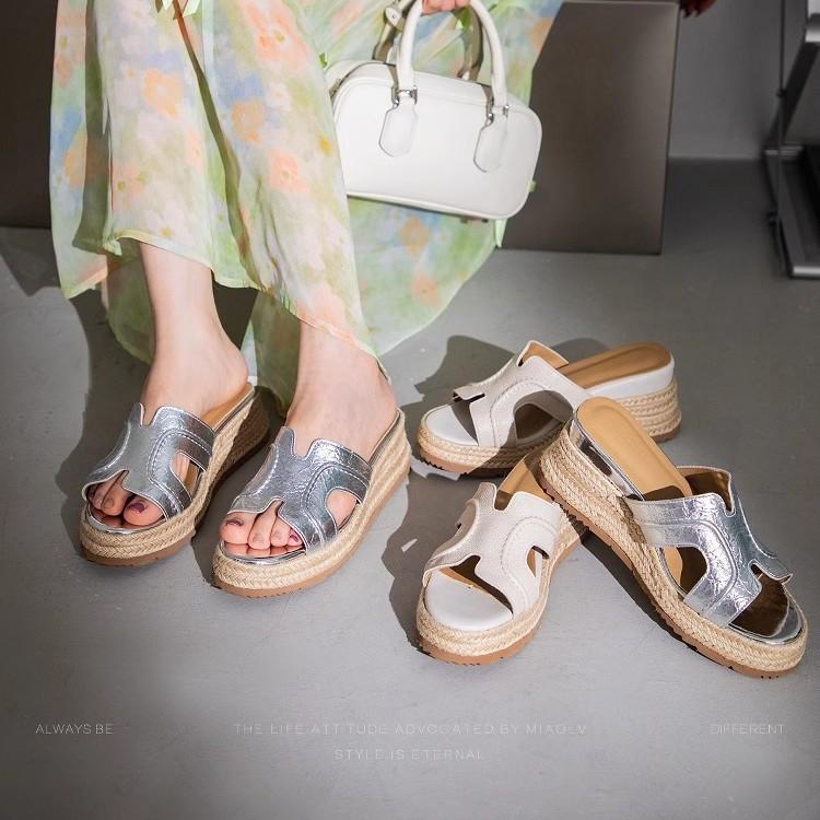 Miaolu Zhao Ruth has the same style~ one-word cool slippers for women s summer wear straw muffin shoes, platform high-heeled sandals 35 срібний
Miaolu Zhao Ruth has the same style~ one-word cool slippers for women s summer wear straw muffin shoes, platform high-heeled sandals 35 срібний