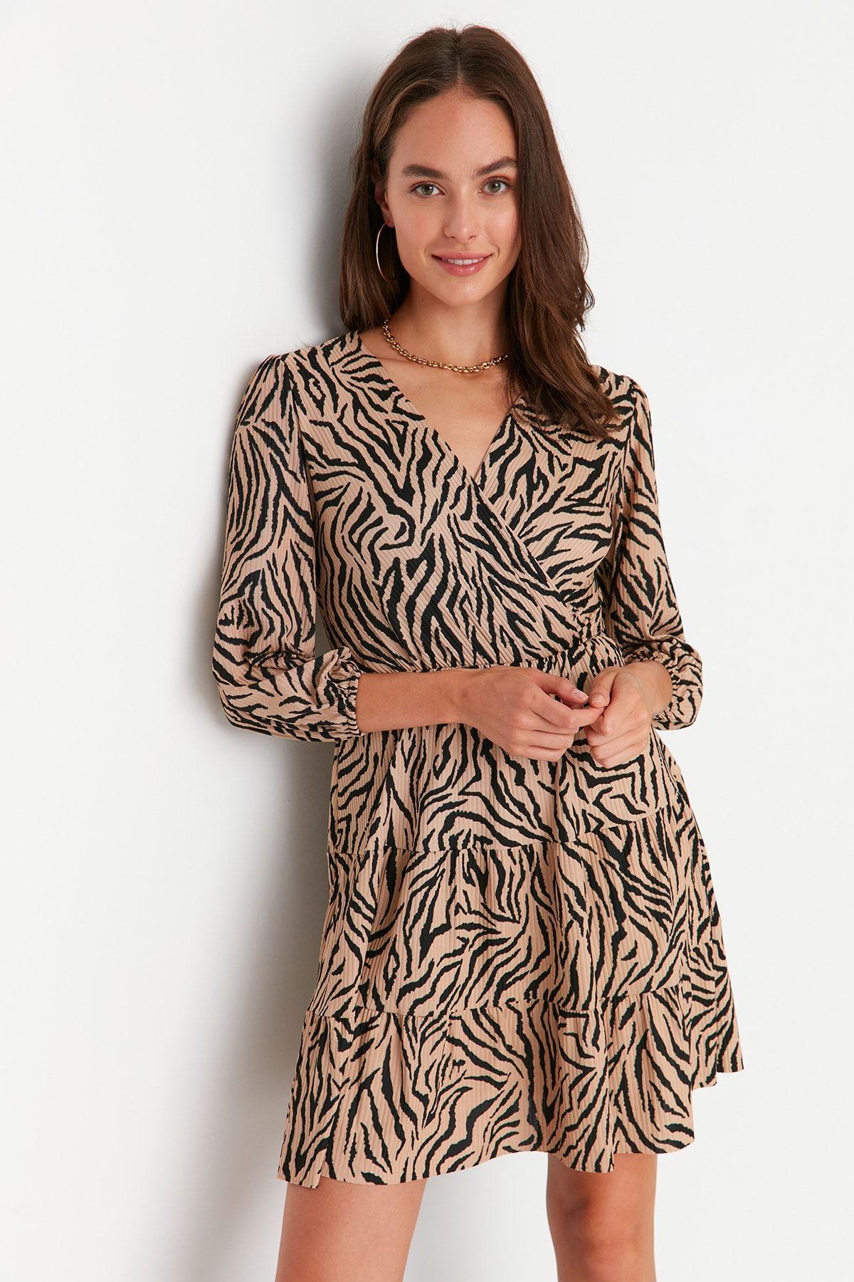 Women s Style Dress Brown Zebra Patterned Skater Double Breasted Neck Mini Stretch Knitted Dress
Women s Style Dress Brown Zebra Patterned Skater Double Breasted Neck Mini Stretch Knitted Dress