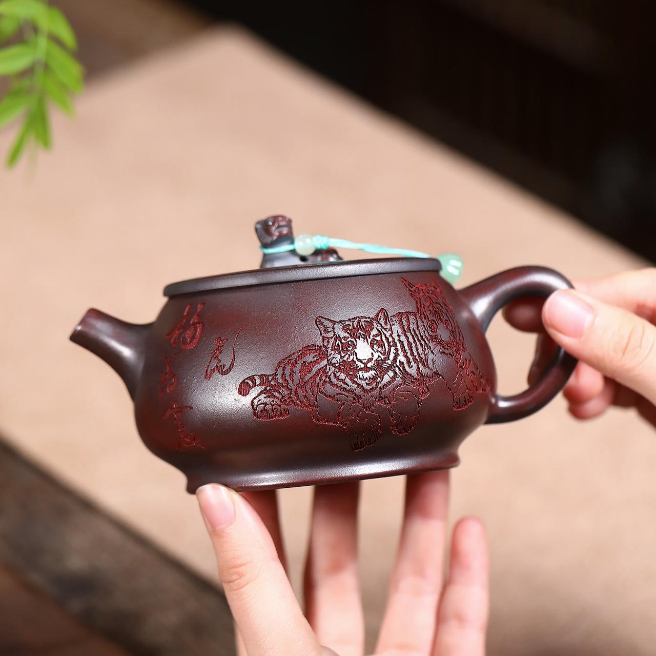 290ml Traditional Yixing Purple Clay Teapots Handmade Tiger Pot Raw Ore Antique Bronze Mud Kettle Zisha Tea Set Collection Gifts
290ml Traditional Yixing Purple Clay Teapots Handmade Tiger Pot Raw Ore Antique Bronze Mud Kettle Zisha Tea Set Collection Gifts