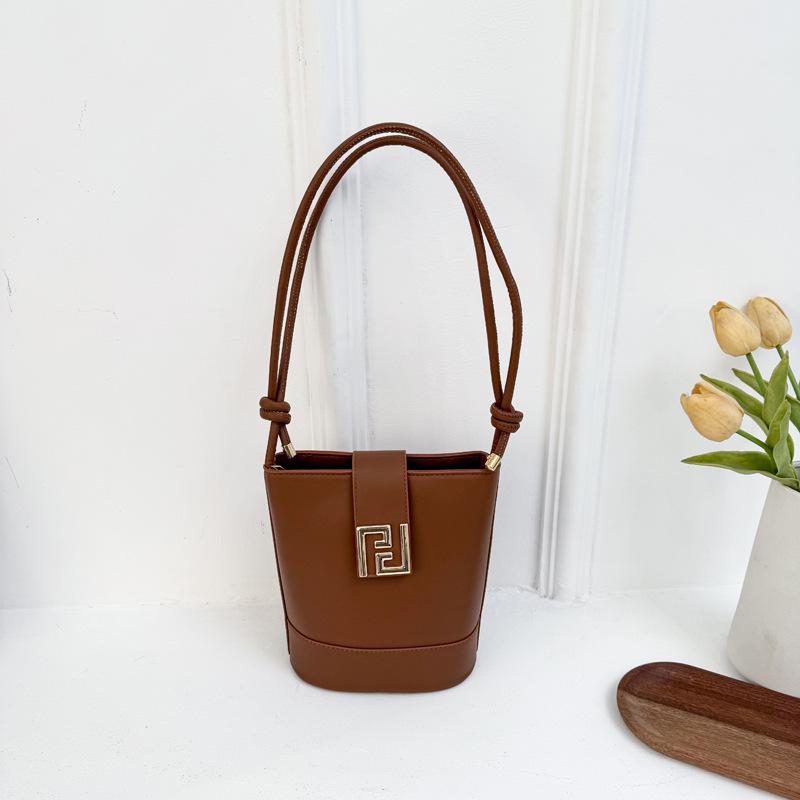 Light luxury western style shoulder bag, high-value trend messenger bag
Light luxury western style shoulder bag, high-value trend messenger bag