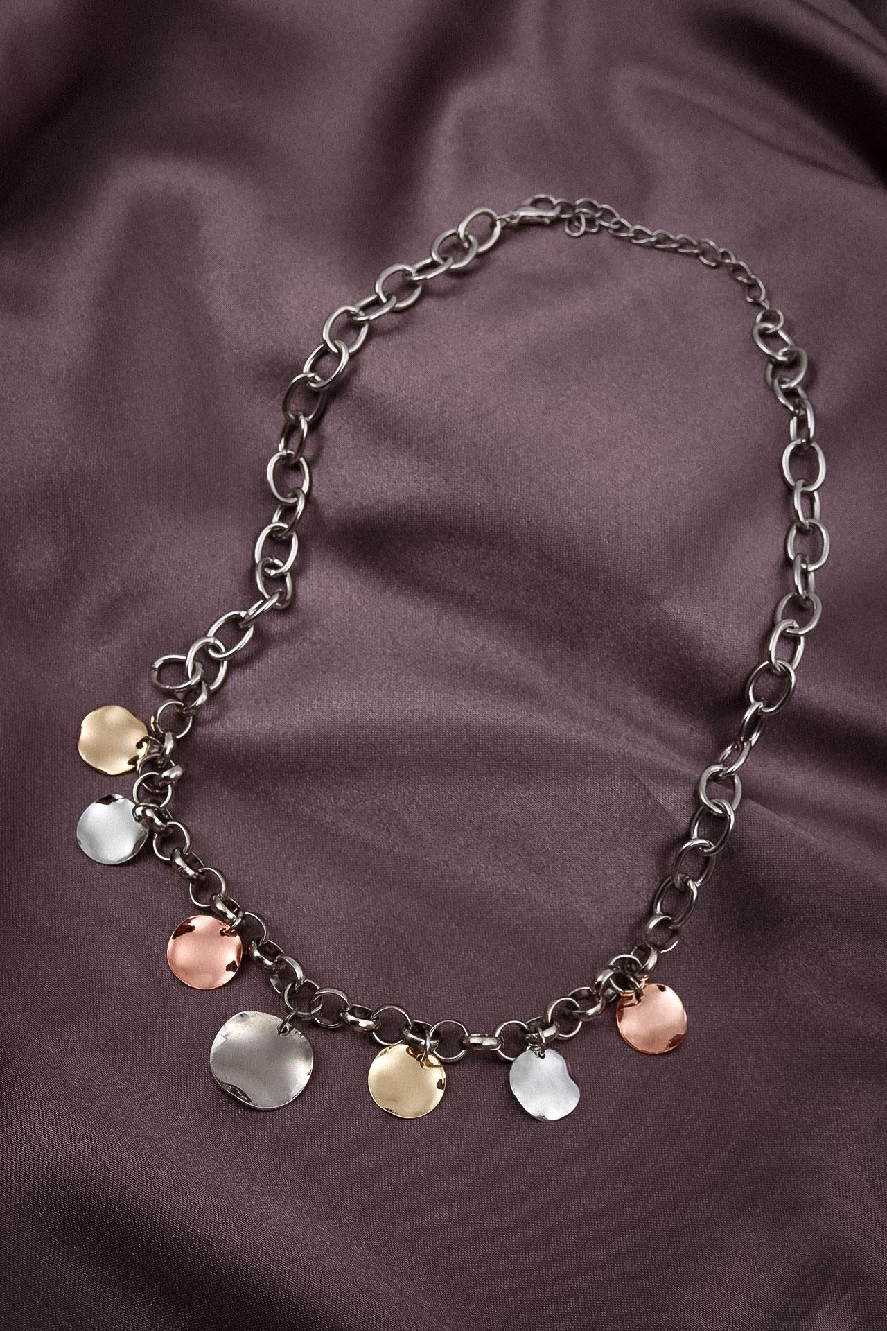 Ожерелье серебряного цвета с подвеской из цветных пайеток
Ожерелье серебряного цвета с подвеской из цветных пайеток