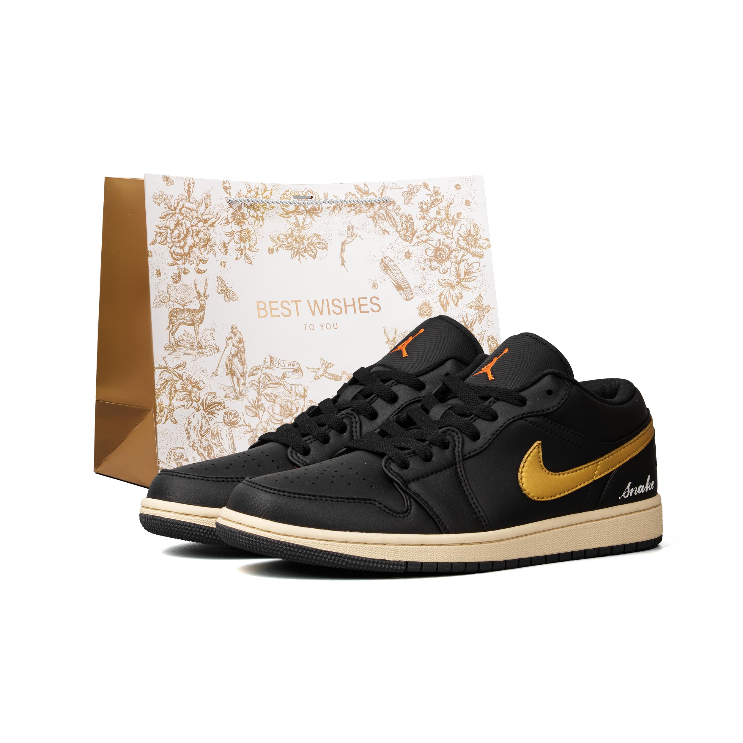 Jordan Air Jordan 1 Cushioning, Wear Resistant Low top Vintage Basketball Shoes Men s Black Gold 553558-081(Team719-) 44
Jordan Air Jordan 1 Cushioning, Wear Resistant Low top Vintage Basketball Shoes Men s Black Gold 553558-081(Team719-) 44