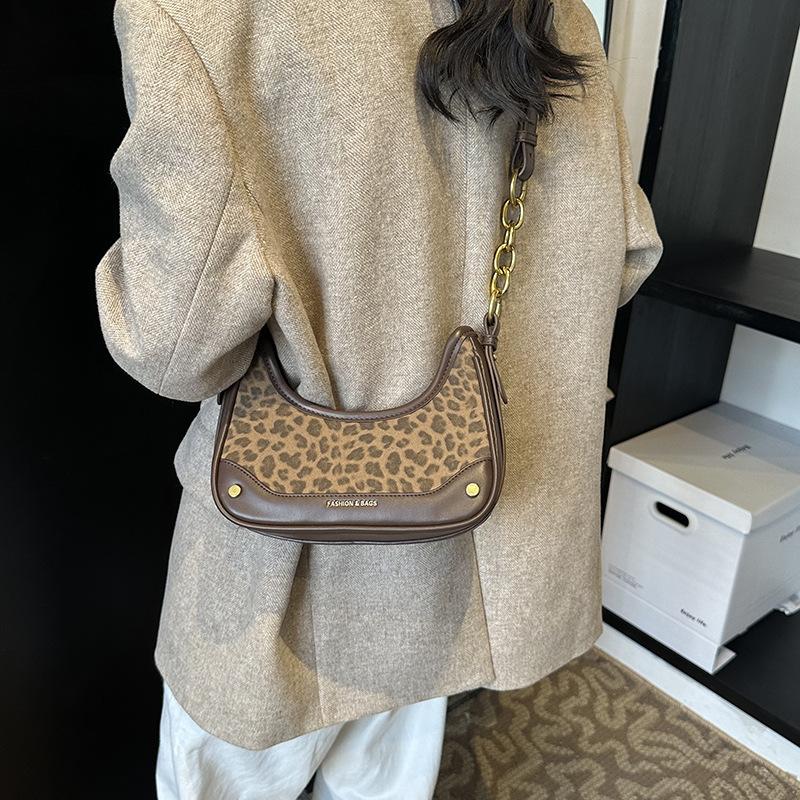 Niche high-end underarm small square bag 2025 new autumn fashion shoulder bag light luxury versatile messenger bag 23*7.5*18
Niche high-end underarm small square bag 2025 new autumn fashion shoulder bag light luxury versatile messenger bag 23*7.5*18