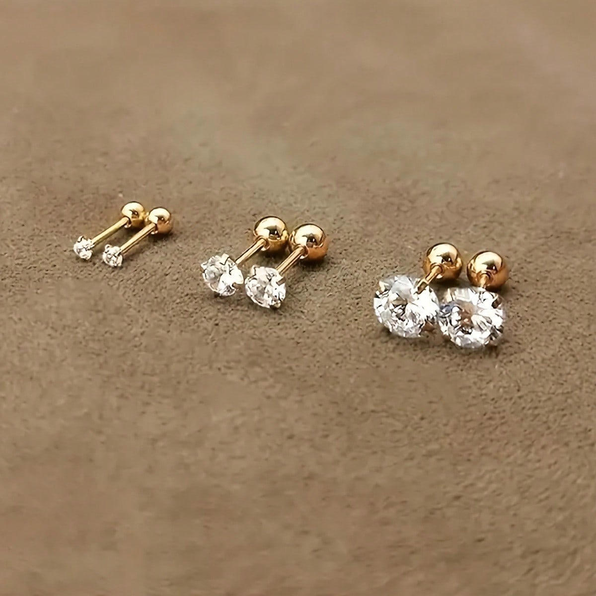 3 Pairs of Earrings of Different Sizes, Embellished with Synthetic Zircon, Suitable for Daily Wear and Holiday Gift Giving красный
3 Pairs of Earrings of Different Sizes, Embellished with Synthetic Zircon, Suitable for Daily Wear and Holiday Gift Giving красный