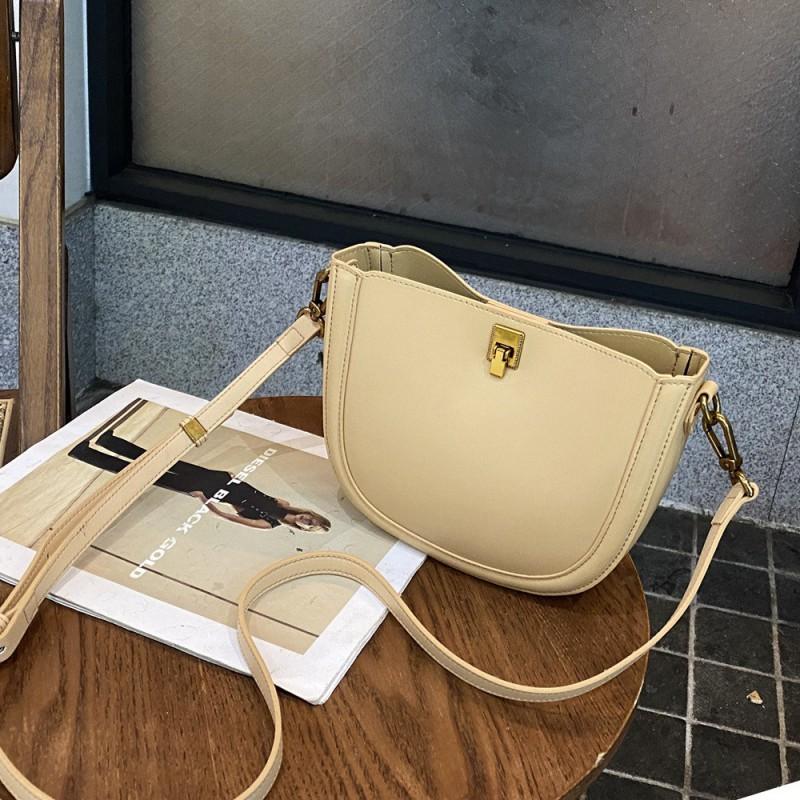 Niche High-end Fashion Saddle Bag Live Broadcast Leather Women s Shoulder Crossbody 7120
Niche High-end Fashion Saddle Bag Live Broadcast Leather Women s Shoulder Crossbody 7120