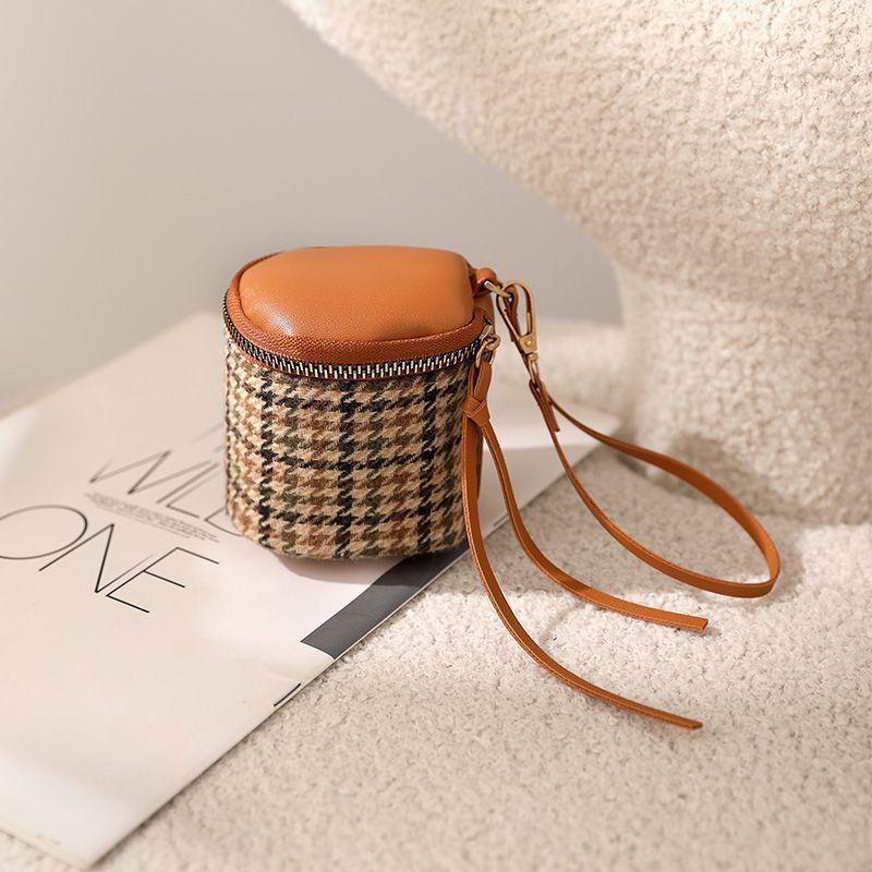 Клатч из кожи «гусиная лапка»: Мини кошелек на молнии и красная косметичка коричневый
Клатч из кожи «гусиная лапка»: Мини кошелек на молнии и красная косметичка коричневый