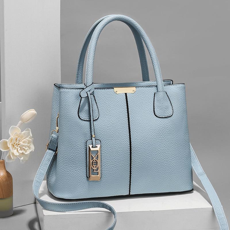 Large-capacity, fashiable, simple, versatile, suitable for gifting and commuting, professial shoulder bag, new vintage Europ світло-синій колір
Large-capacity, fashiable, simple, versatile, suitable for gifting and commuting, professial shoulder bag, new vintage Europ світло-синій колір