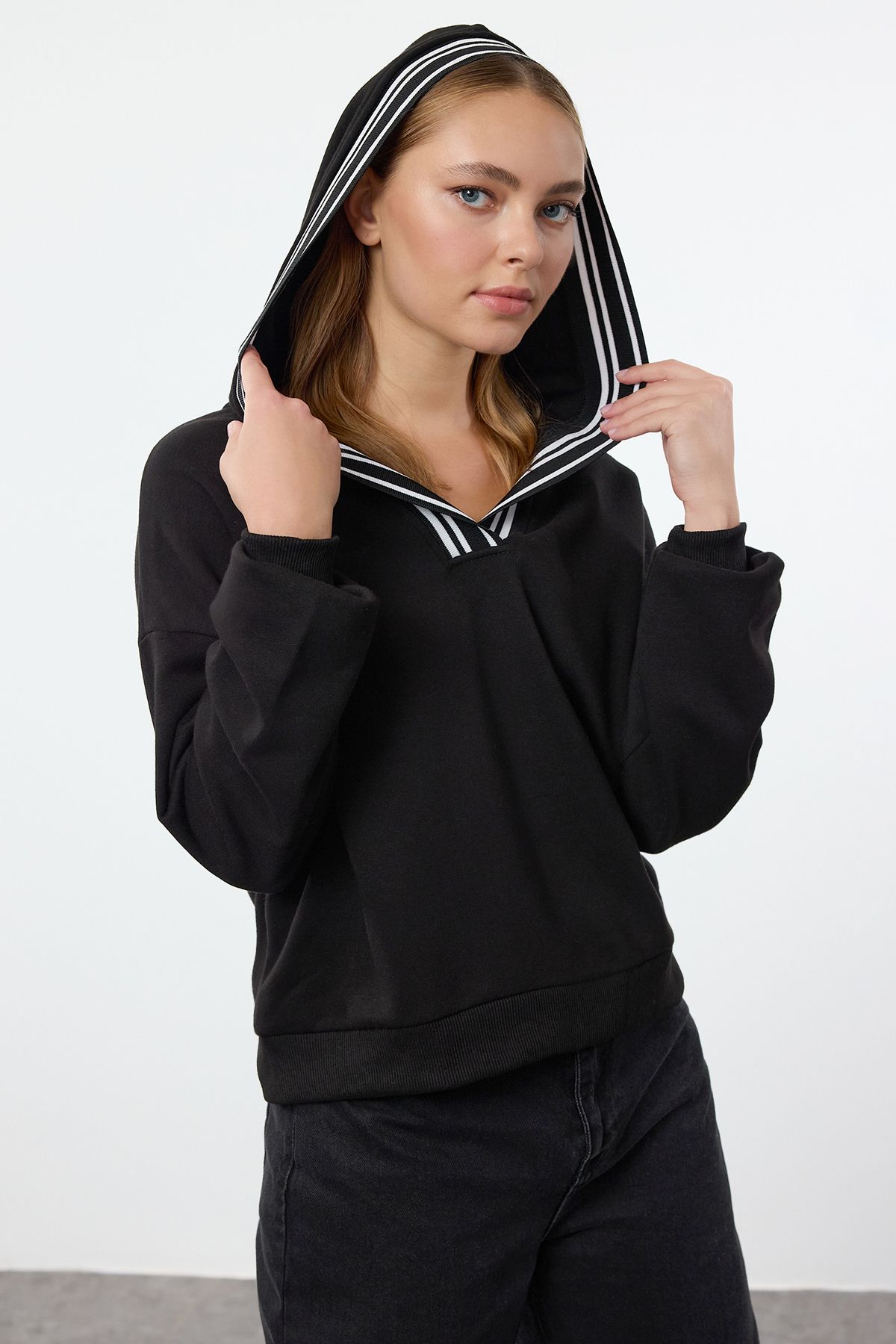 Women s Fashionable Stylish Sweatshirt Black Oversized Fit Thick Inside Fleece Hooded Knitwear Tape Detailed Knitted Sweatshirt M
Women s Fashionable Stylish Sweatshirt Black Oversized Fit Thick Inside Fleece Hooded Knitwear Tape Detailed Knitted Sweatshirt M