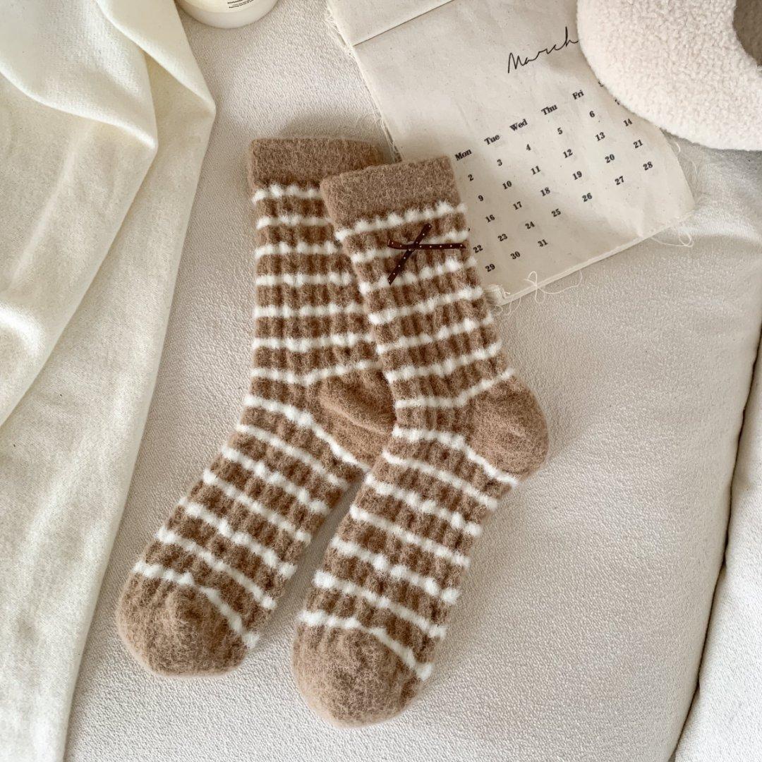 Maillard Style Women s Mid Calf Socks Australian Velvet Warm Thickened with Embroidery Home Floor Socks for Autumn Winter Gift One Size
Maillard Style Women s Mid Calf Socks Australian Velvet Warm Thickened with Embroidery Home Floor Socks for Autumn Winter Gift One Size