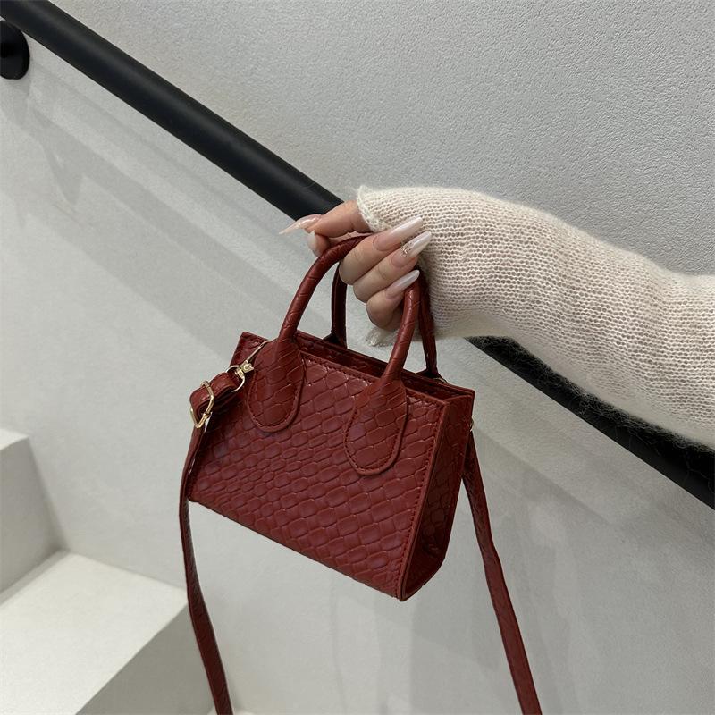 Vintage diamond woven handbag bag women s bag 2025 new trendy fashion versatile crossbody shoulder texture small square bag червоний
Vintage diamond woven handbag bag women s bag 2025 new trendy fashion versatile crossbody shoulder texture small square bag червоний