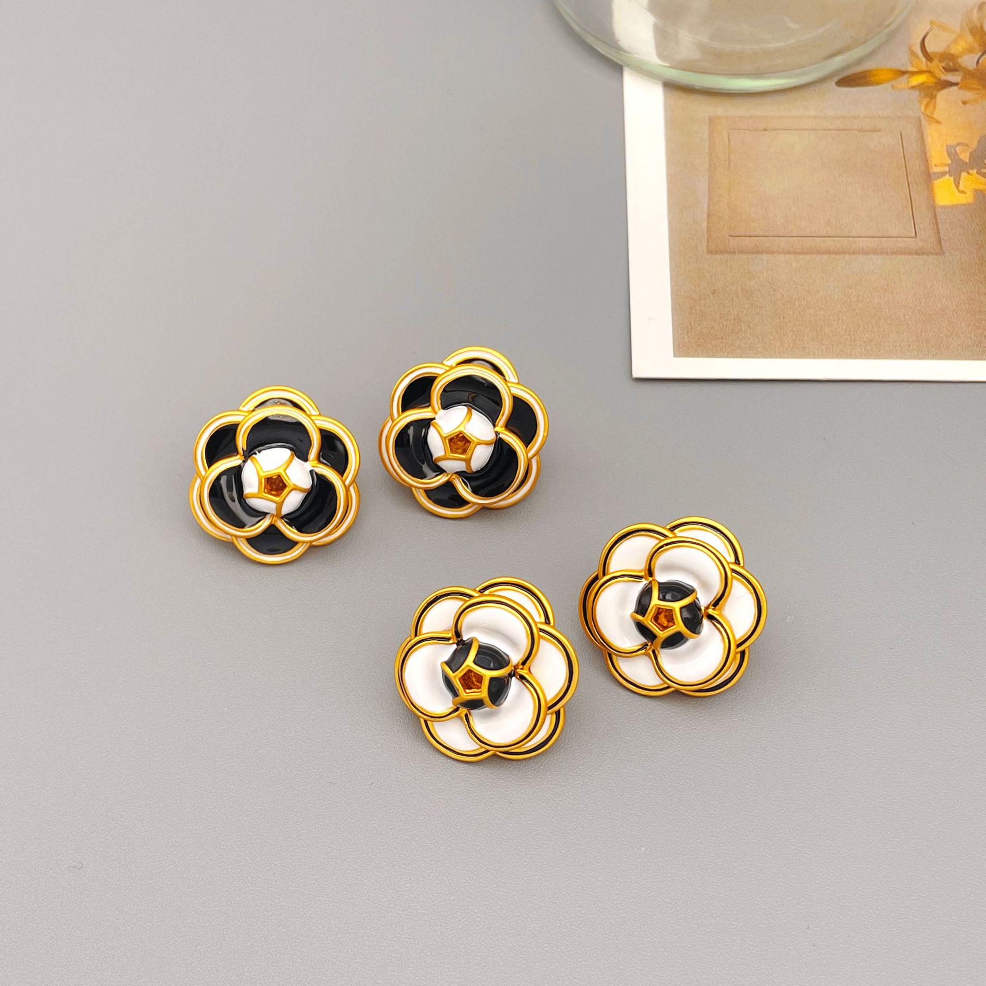 Vintage Camellia Enamel Earrings: Black/White Color Block Three-Layer Flower Studs with 925 Sterling Silver белый
Vintage Camellia Enamel Earrings: Black/White Color Block Three-Layer Flower Studs with 925 Sterling Silver белый