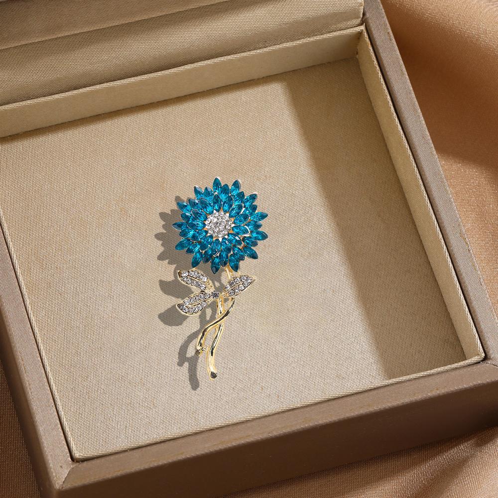 Diamond-inlaid Sunflower Brooch Universal Three-dimensional Exquisite Sunflower Alloy Buckle Pin Backpack Scarf Accessory Brooch синій
Diamond-inlaid Sunflower Brooch Universal Three-dimensional Exquisite Sunflower Alloy Buckle Pin Backpack Scarf Accessory Brooch синій