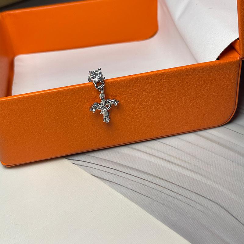 Snake stud earrings sense niche design light luxury zircon stud earrings new light luxury design sense срібний
Snake stud earrings sense niche design light luxury zircon stud earrings new light luxury design sense срібний