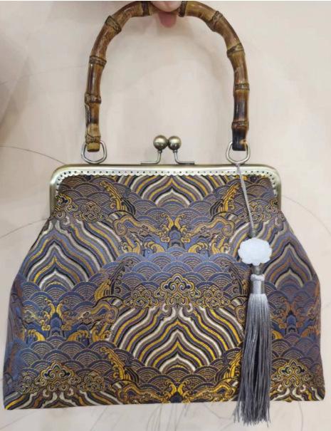 Brocade square bamboo tote bag, ancient cheongsam banquet clutch bag, chain bag, metal lock fringed bag.
Brocade square bamboo tote bag, ancient cheongsam banquet clutch bag, chain bag, metal lock fringed bag.