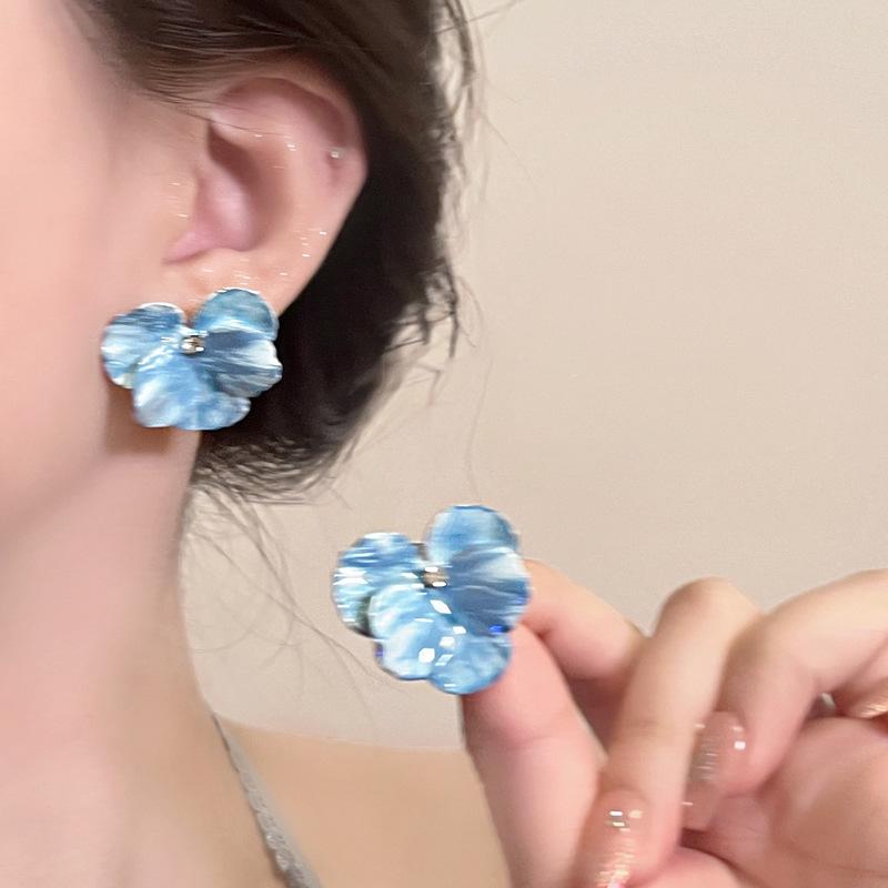 Exaggerated oil dripping flower stud earrings personalized niche high-end earrings fashionable retro fresh earrings women
Exaggerated oil dripping flower stud earrings personalized niche high-end earrings fashionable retro fresh earrings women