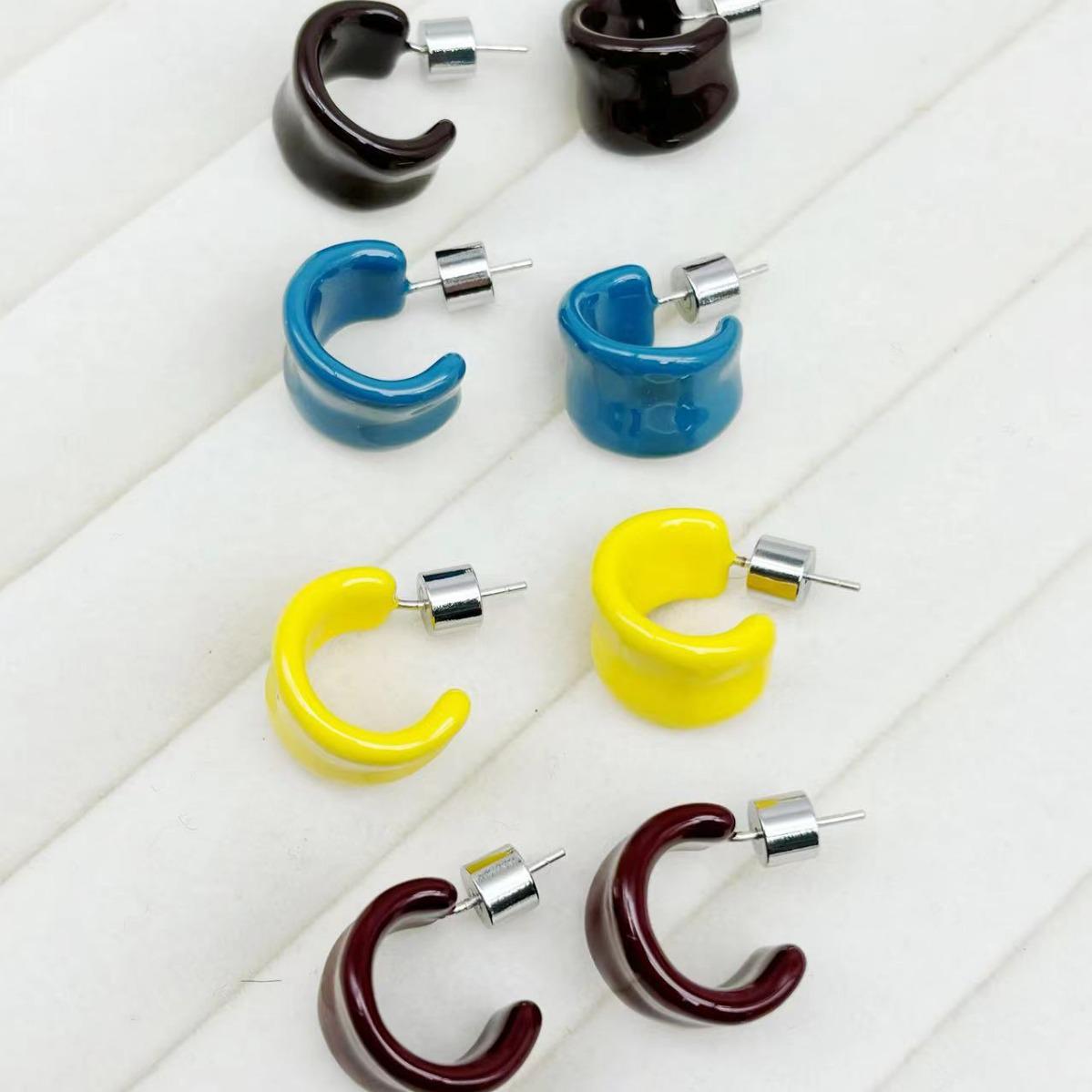 Multicolored Textured Enamel Small Hoop Earrings - Niche, High-End, Simple Fashion, Versatile Temperament.
Multicolored Textured Enamel Small Hoop Earrings - Niche, High-End, Simple Fashion, Versatile Temperament.