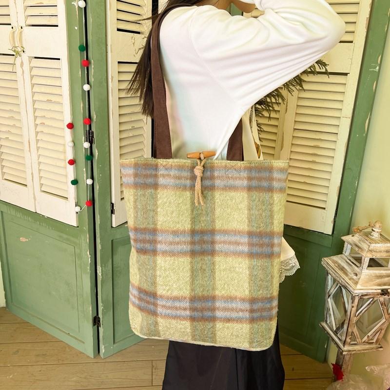 2025 new retro woolen mixed color large capacity single shoulder lazy style simple and versatile niche portable tote bag 38*12*40
2025 new retro woolen mixed color large capacity single shoulder lazy style simple and versatile niche portable tote bag 38*12*40